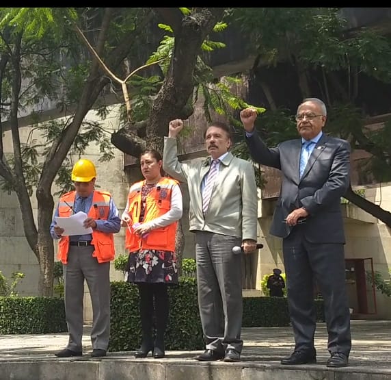 MarioRdriguezC's tweet photo. Con solemnidad y respeto la #ComunidadPolitécnica guardó un minuto de silencio por las víctimas de los sismos del #19deSeptiembre de 1985 y 2017. #FuerzaMéxico #MacroSimulacro2018 @IPN_MX https://t.co/KDBm3Bw9ao