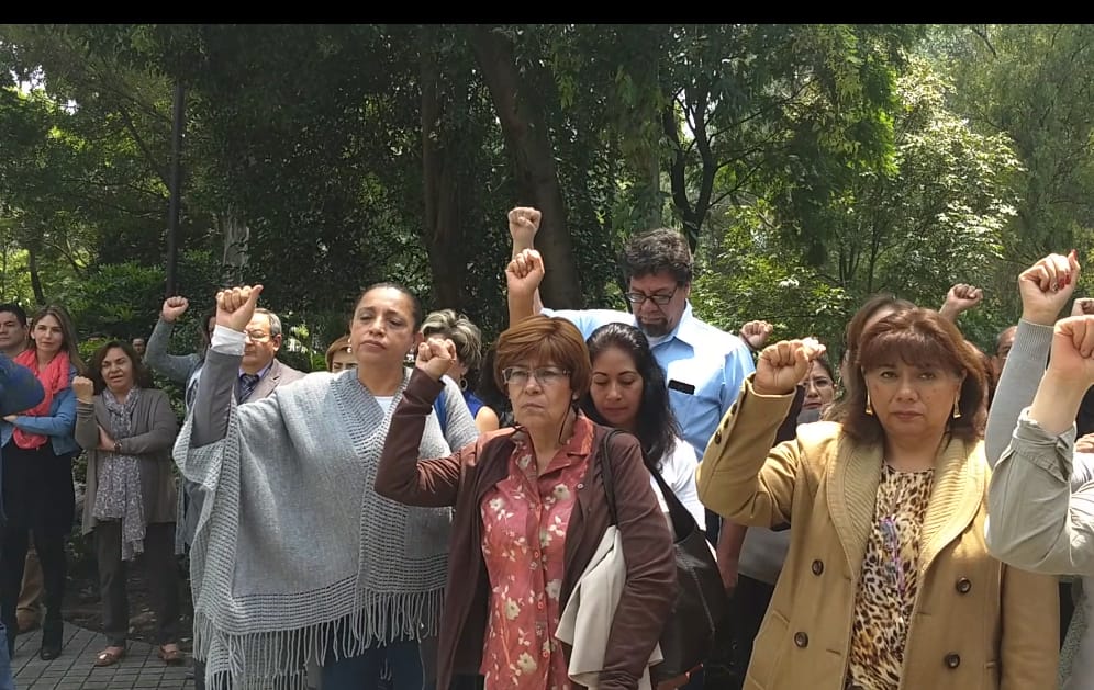 MarioRdriguezC's tweet photo. Con solemnidad y respeto la #ComunidadPolitécnica guardó un minuto de silencio por las víctimas de los sismos del #19deSeptiembre de 1985 y 2017. #FuerzaMéxico #MacroSimulacro2018 @IPN_MX https://t.co/KDBm3Bw9ao