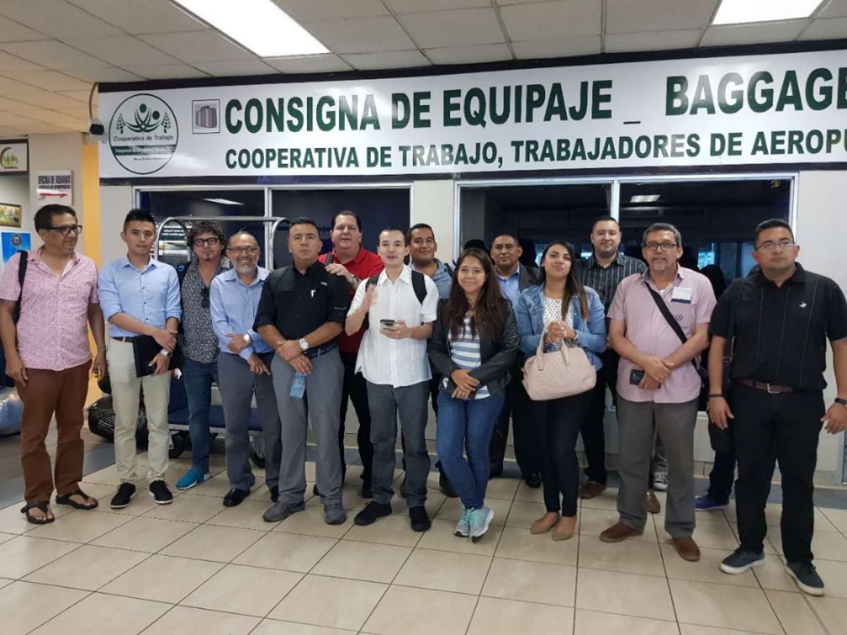 Gobierno_SV's tweet photo. Delegación de periodistas salvadoreños que atienden invitación de la República Popular China para conocer las oportunidades que ofrece a El Salvador.
El 100% los costos de viaje y estadía son cubiertos por China. https://t.co/jEca33aAbV
