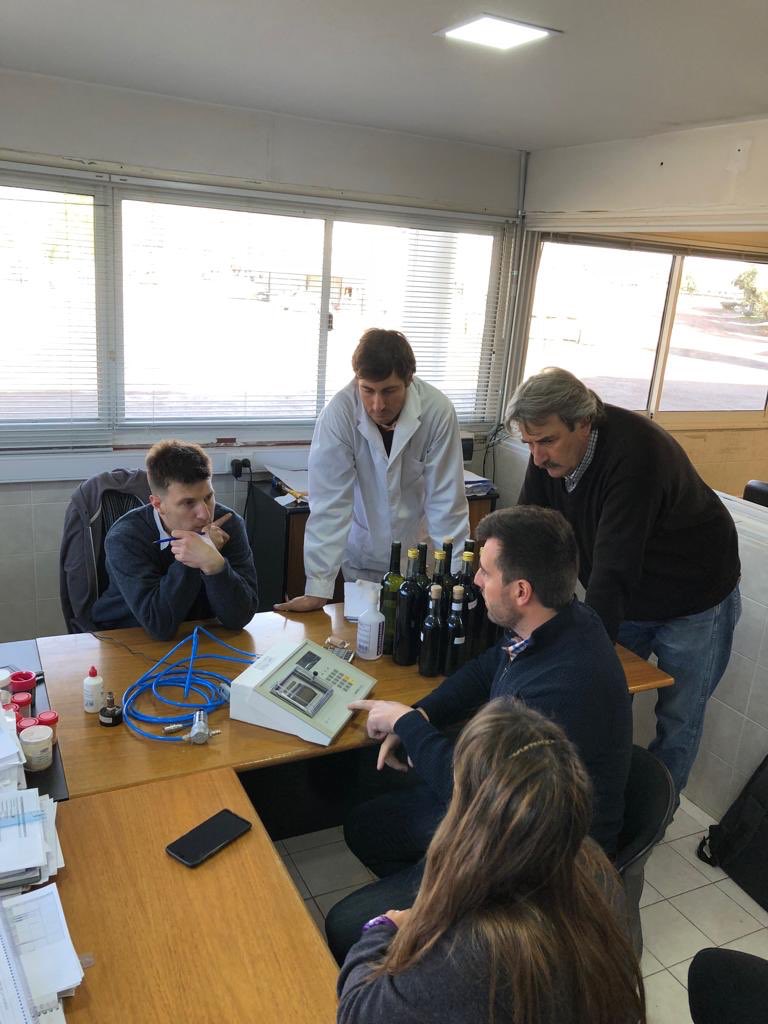 Nuestro comercial Juan Manuel Correa asesorando sobre el uso de membranas filtrantes para mejorar su vida útil.
#mendoza #vinoargentino
