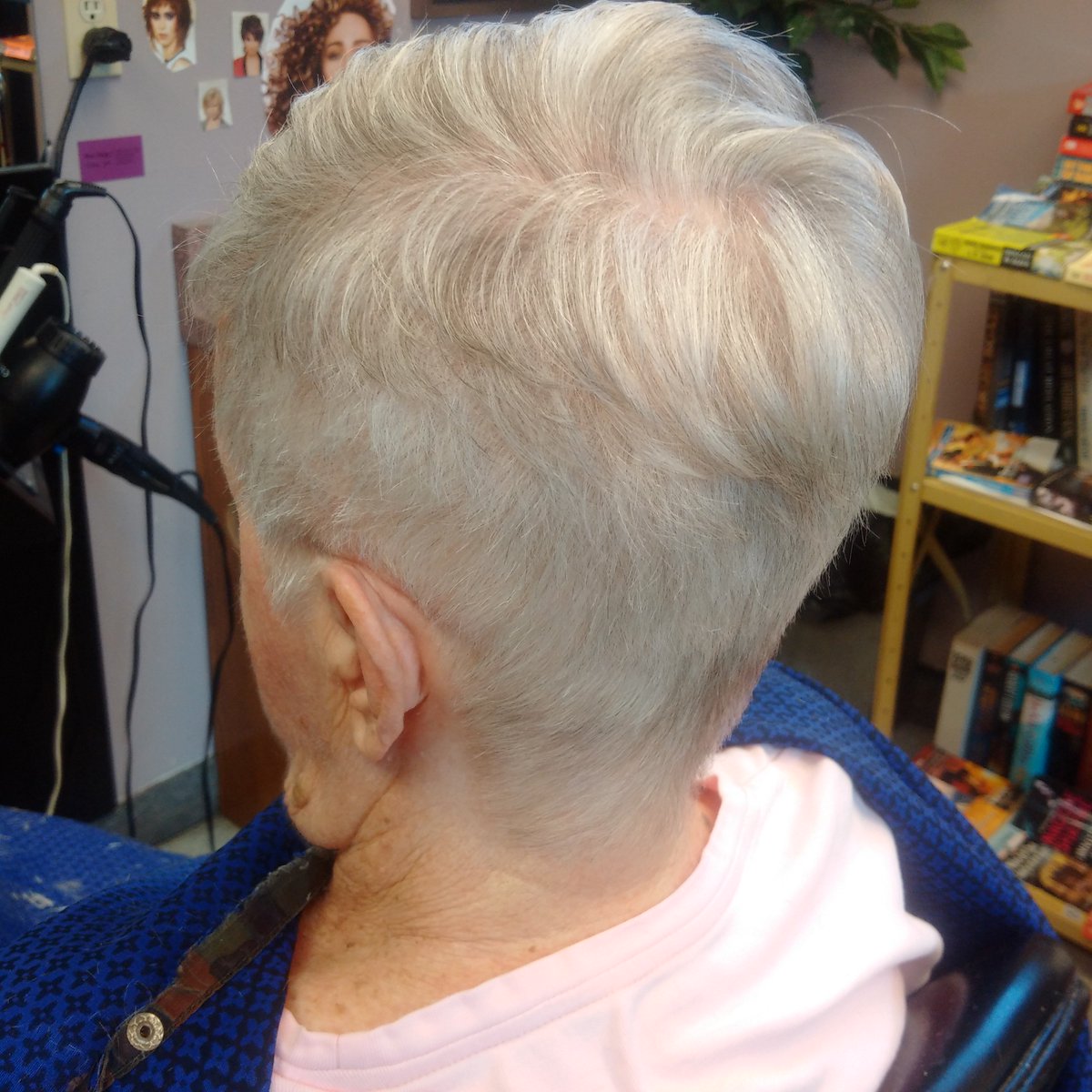 Hairstudio1mn's tweet image. #shortLadyHaircut
#clippersOnSides
#scissorsontop
#washandgo