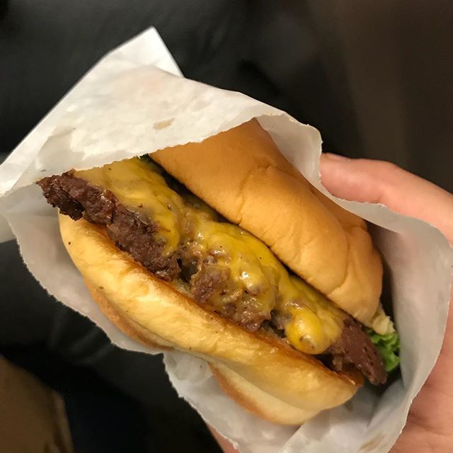 ForknPlate's tweet photo. I never met a burger I didn’t like. I really want to shack up with this one. Sexy time. @shakeshack #shakeshack #burgers #love #food #delicious #forknplate https://t.co/oSo6r47MSQ https://t.co/3VloT1a7gC