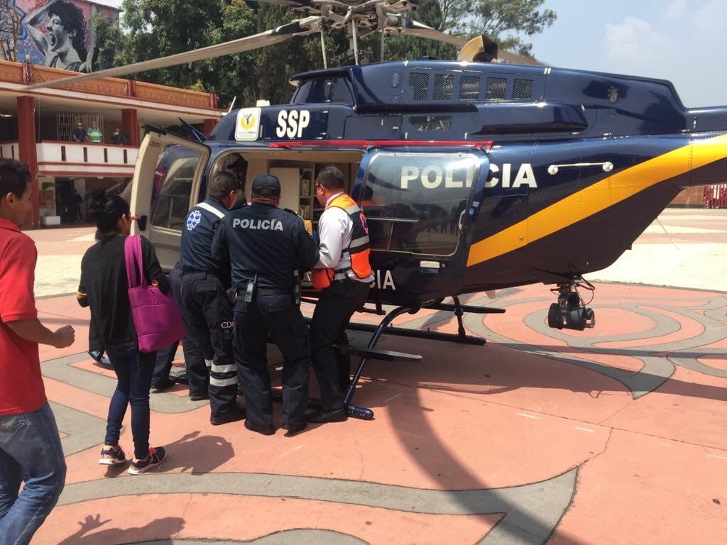 LupitaJuarezH's tweet photo. Reportan que mujer de aproximadamente 56 años de edad resultó lesionada durante el #simulacro19s; reportes preliminares indican que habría caído de un tercer piso tras entrar en pánico al escuchar la #AlertaSísmica; fue trasladada en helicóptero de @Condores_SSP a un hospital. https://t.co/ejwIVdhs3F