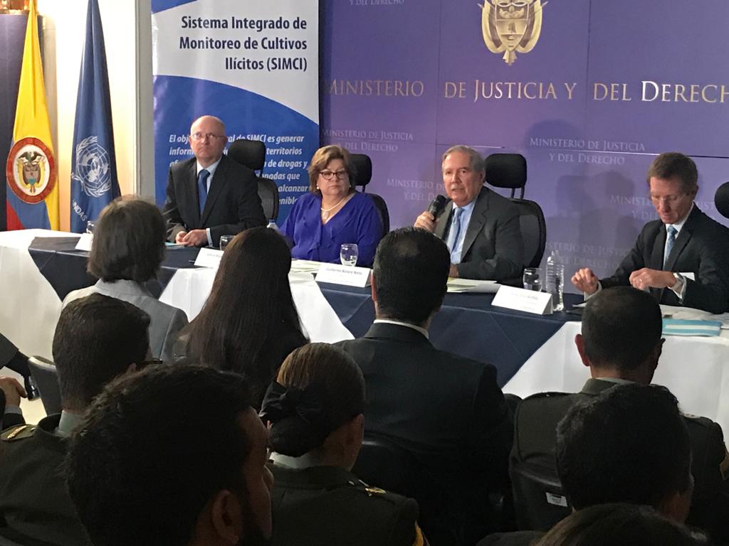 GuillermoBotero's tweet image. Hoy se presentó el Informe de Monitoreo de Territorios afectados por 
Cultivos Ilícitos en Colombia 2017 #Simci que confirma que los cultivos de coca llegaron a la cifra de 171.000 hectáreas. Encontrar el punto de inflexión para su disminución es el gran reto