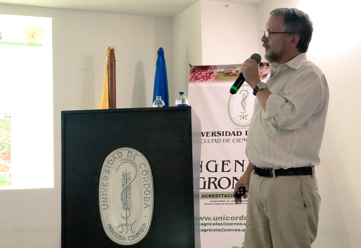 Estudiantes de la <a href="/Unicordoba_Col/">Universidad de Córdoba</a> atentos a los desarrollos más recientes de biotecnología moderna con los expertos Wayne Parrott <a href="/ProfParrott/">Wayne Parrott</a> de la U de Georgia y Paul Chavarriga @yucogm del <a href="/CIAT_/">CIAT</a>