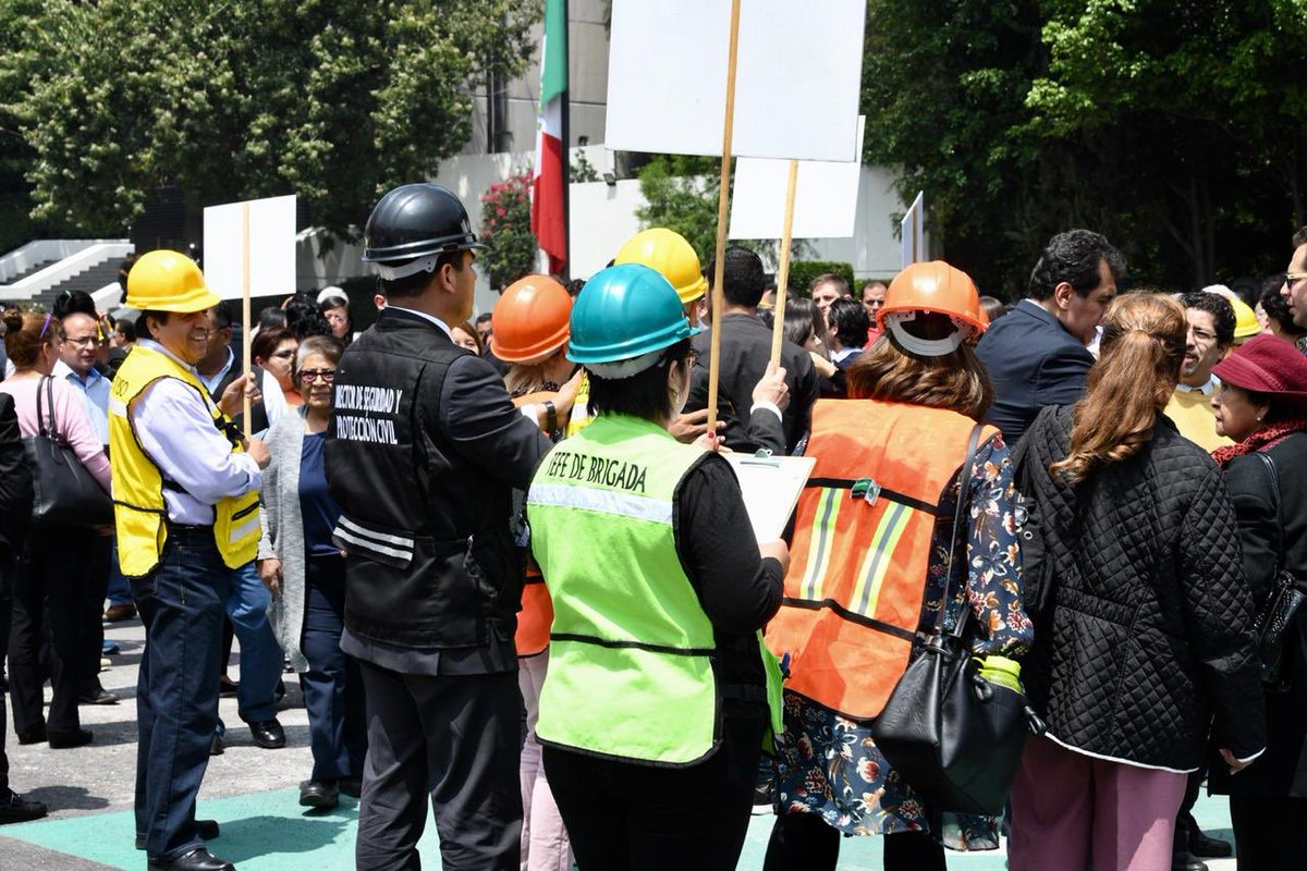PRI_Nacional's tweet photo. Hoy #19deSeptiembre rendimos un respetuoso homenaje a quienes perdieron la vida en los sismos de 1985 y 2017. Asimismo, se llevó a cabo el #MacroSimulacroNacional, en el cual participamos de manera activa. #FuerzaMéxico #19s https://t.co/glsCJSBDD4