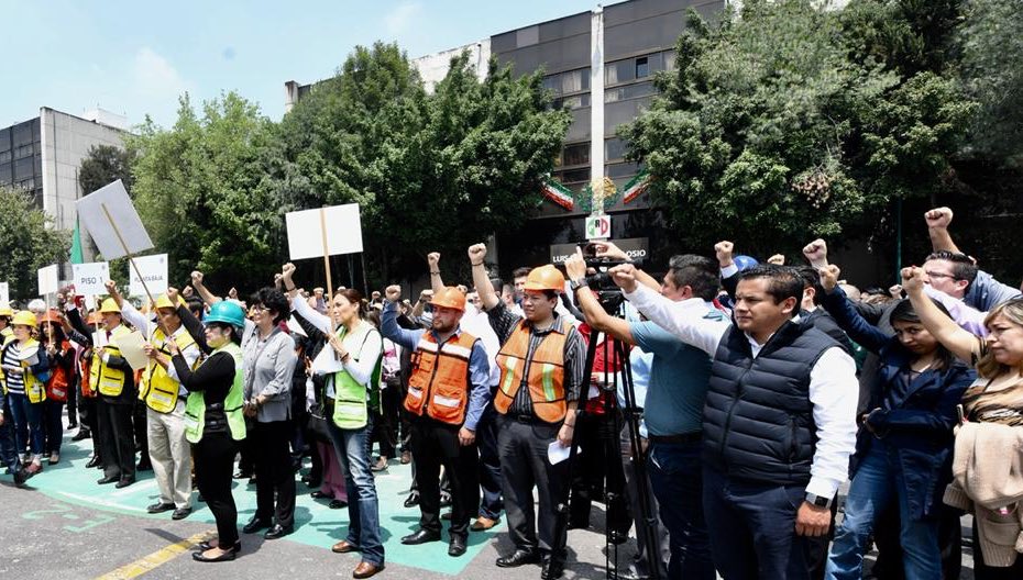 PRI_Nacional's tweet photo. Hoy #19deSeptiembre rendimos un respetuoso homenaje a quienes perdieron la vida en los sismos de 1985 y 2017. Asimismo, se llevó a cabo el #MacroSimulacroNacional, en el cual participamos de manera activa. #FuerzaMéxico #19s https://t.co/glsCJSBDD4