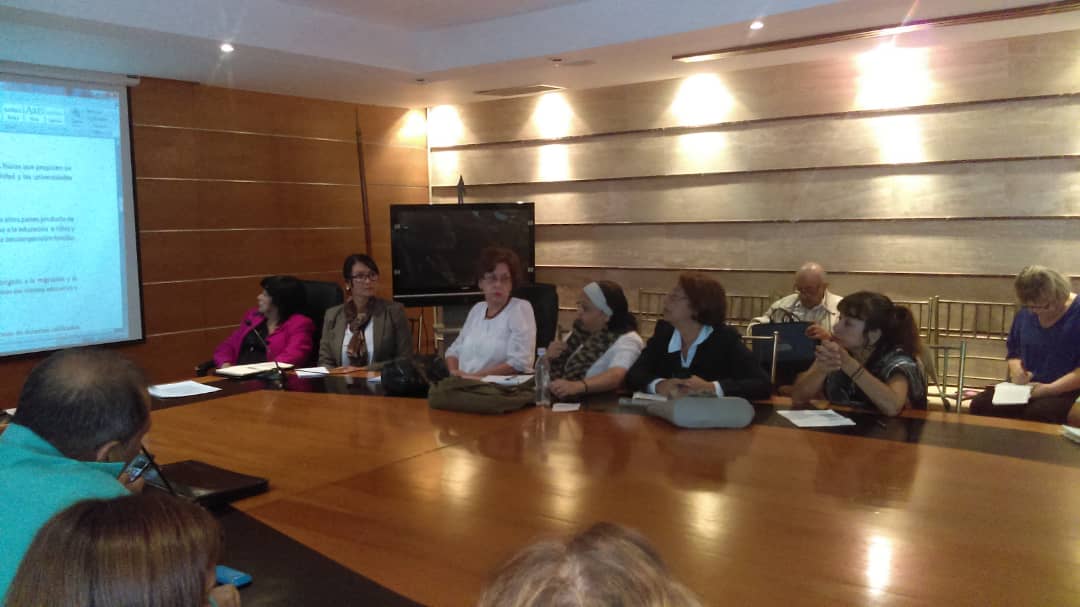 MelvaParedesf's tweet photo. Hoy estuvimos en reunión mixta de comisiones de @AsambleaVe junto @FAPUV @andiepnac, #UDSE: unidad democratica sector educativo, #MEL movimiento educativo de liceistas, #ASOPADRES, entre otras organizaciones, para tratar la emergencia humanitaria compleja en el sector Educación. https://t.co/Q5YZVmV99x