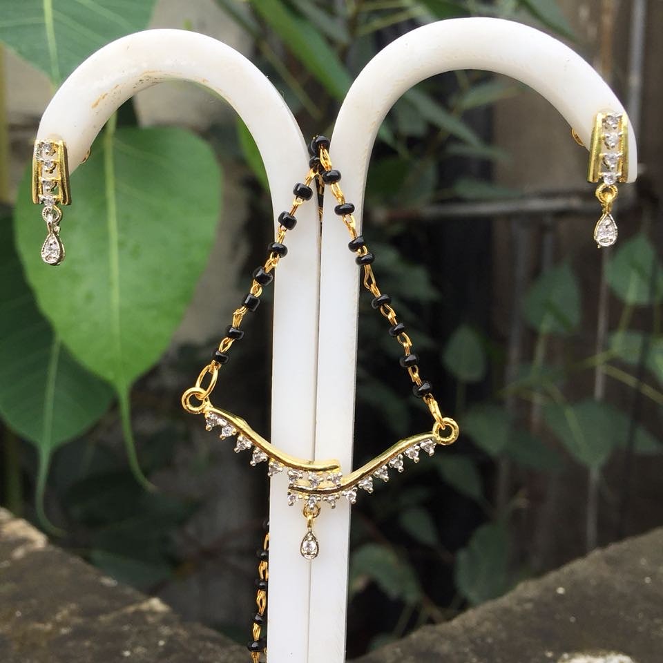 zellowcart's tweet photo. #mangalsutra #jewellery #bollywood #indianjewellery #india #earrings #wedding #bride #indianwedding #indianjewellery #traditional #adstone #elegant #art #photooftheday #sleak #available @zellowcart https://t.co/yqH4Anld7i