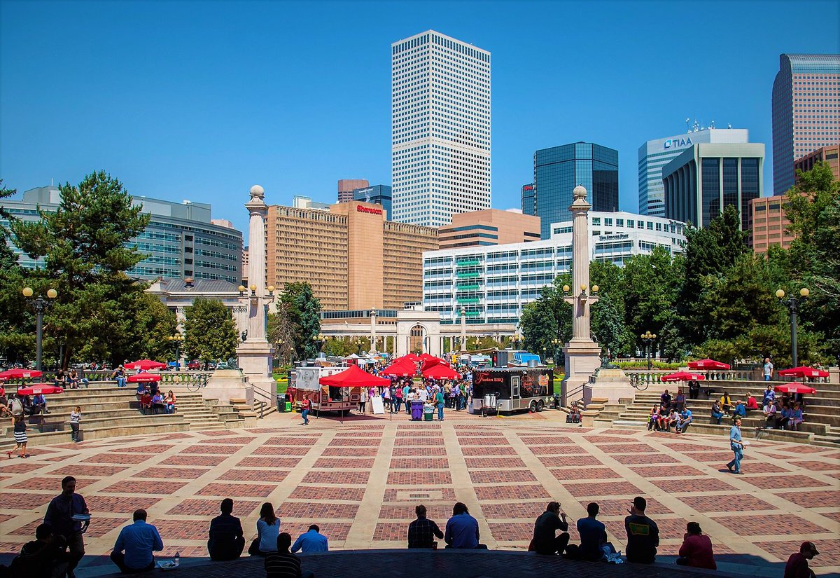 CivicCenterPark's tweet photo. The days of 20+ food trucks providing lunch in beautiful Civic Center Park will soon be over, so get down there while it lasts! Today's lineup includes sushi, bbq, green drinks, New Mexican/Asian fusion, Cuban, ice cream & much MORE! 11a - 2p. #CivicCenterEATS #CCEATS #Denver https://t.co/2JYTixhumK