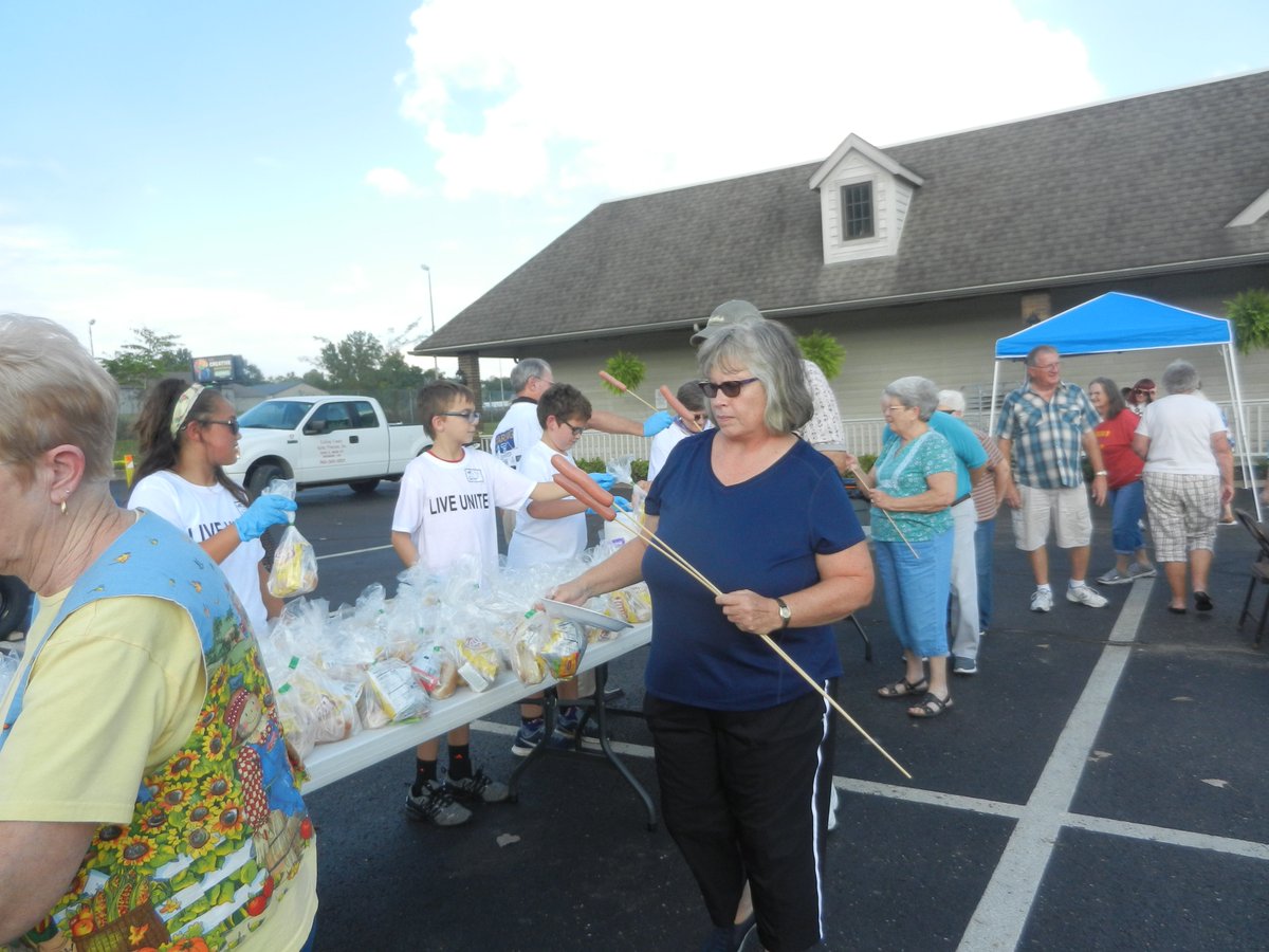 UWLickingCo's tweet photo. The seniors at Licking County Aging Program enjoyed a great cookout served by #WeekofCaring2018 volunteers from Granville Middle School FCCLA and Wilson, Shannon, &amp; Snow. Thank you for making this event so much fun! #LIVEUNITED #smoresmakeverythingbetter https://t.co/eFCOGWkuhH