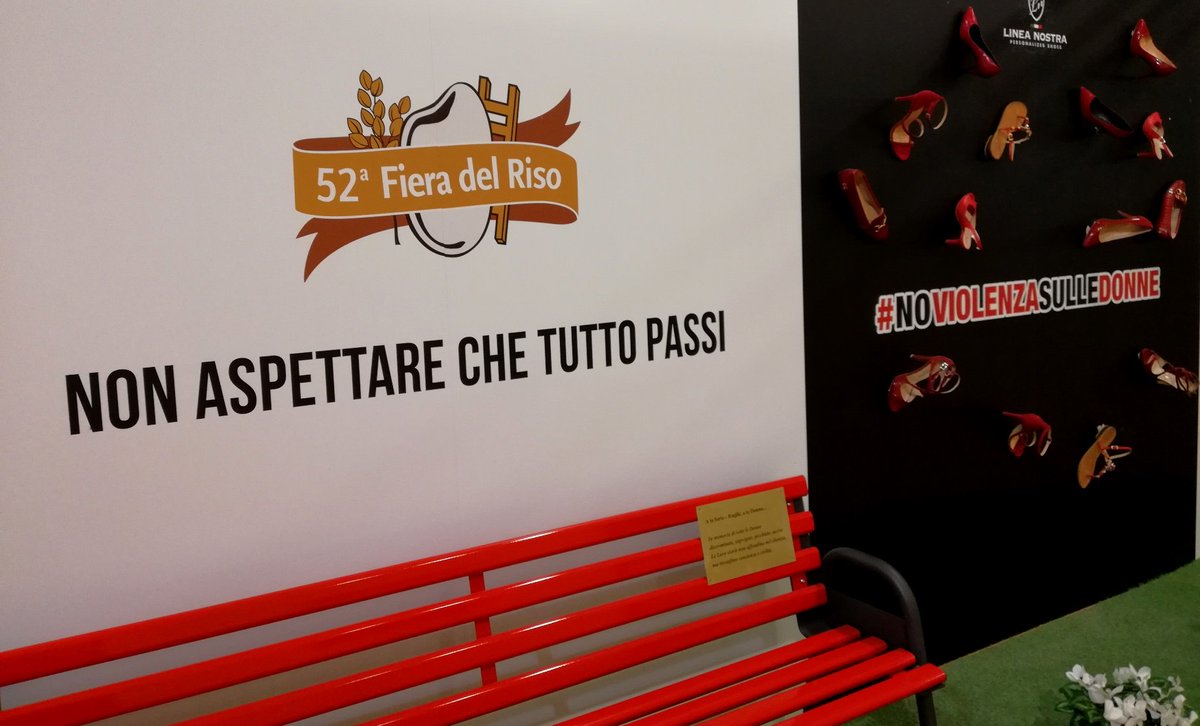 Oltre al riso e alla festa, quest'anno c'è una panchina rossa all'ingresso della fiera. E scarpe rosse appese. 
Per ricordare, per ripetere fino a quando tutti non avranno capito #noviolenzasulledonne