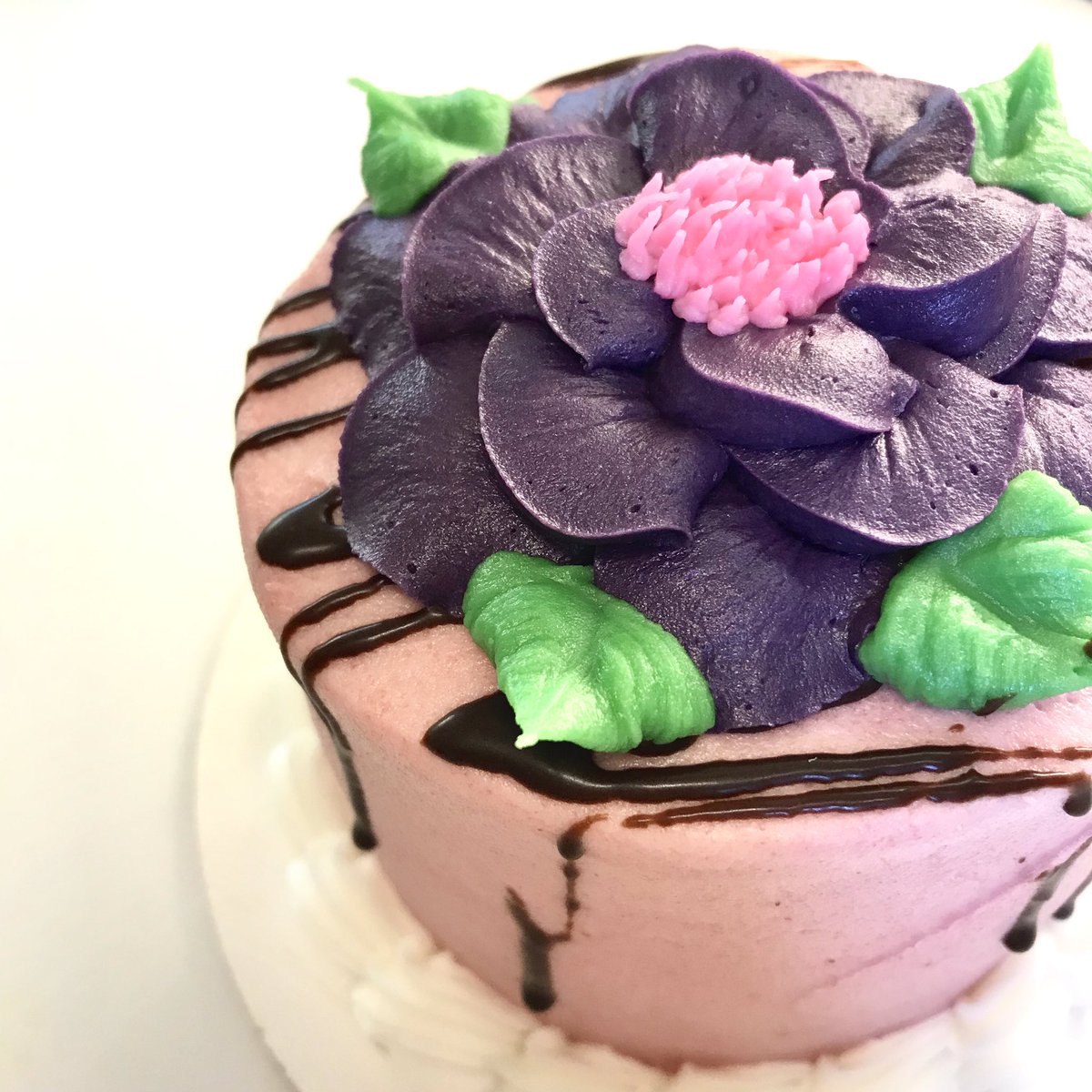 penniecake's tweet photo. Get your SO cake and flowers in one “just because”. ❤️ https://t.co/OTimrnNCEu