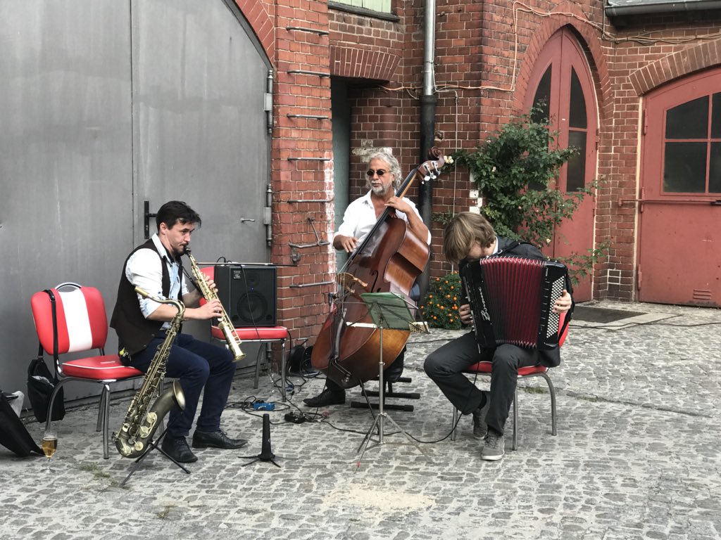 malteserDE's tweet image. Trio Laccasax begrüßt die Gäste zum @malteserDE Auftaktabend beim #Demografiekongress mit Spitzen-Jazz. Die Diskussion über #DigitaleSelbstbestimmung startet bald...