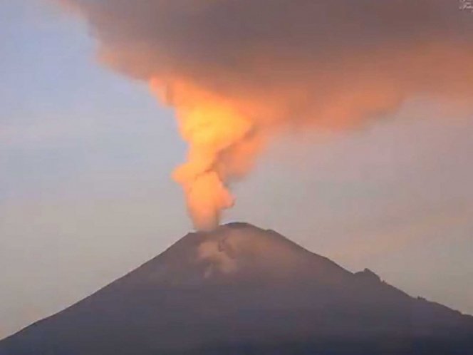 Excelsior's tweet photo. Registra Popocatépetl exhalación de 2 km de altura https://t.co/taWvtYn1tf https://t.co/xaRyxzXbrE