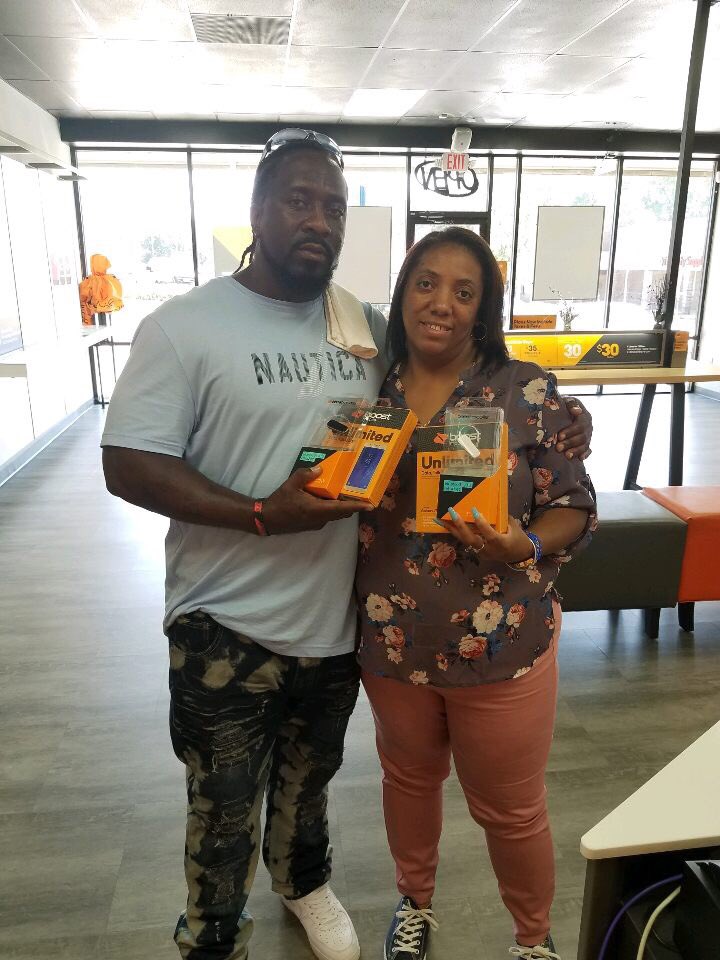 _WirelessWorld's tweet image. Happy customers loving their @BoostOndigo accessories! 
#raleigh @JeffMarshBOOST
