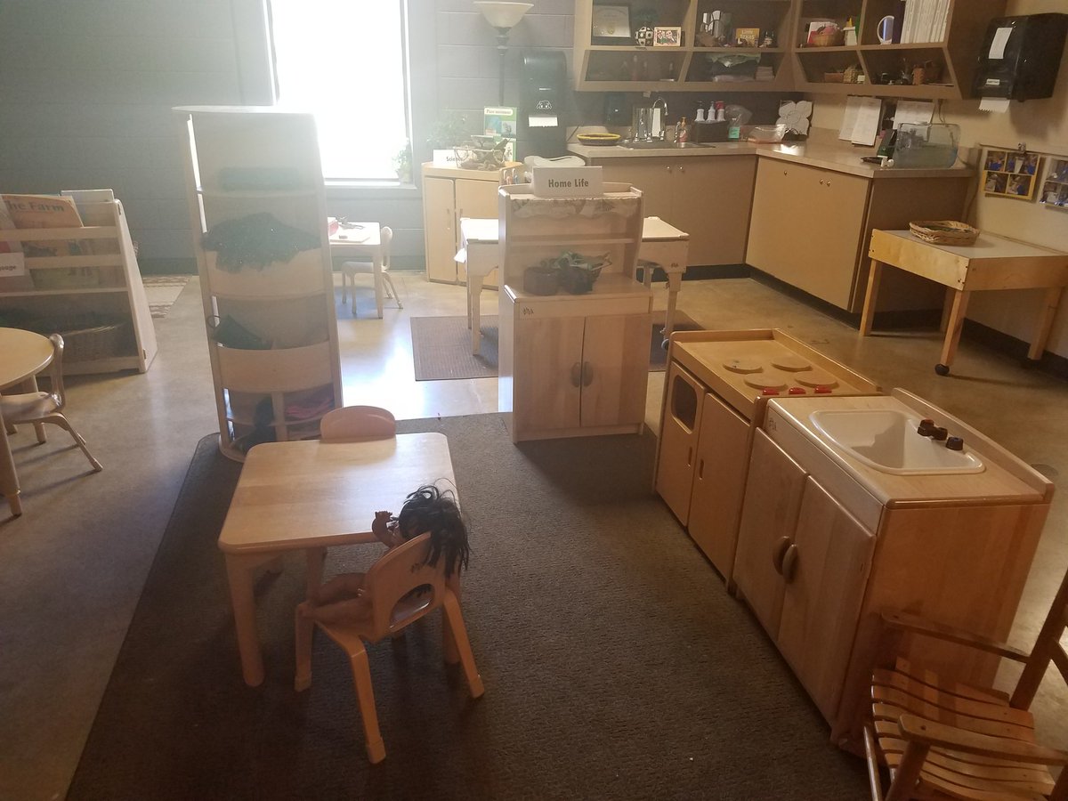Stephan32552212's tweet photo. This is my favorite area of the room because I love dramatic play. This is a great area for children to use their imagination to the fullest. They can play "house" or "Mommy or Daddy". Children can use their imagination and creativity in this area. #McLennanCDA1 https://t.co/9R2iYopOOm