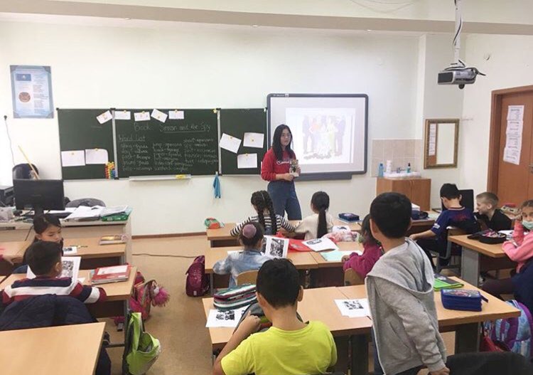 FLEXAlumni's tweet photo. 1/2
“Reading Hour - Simon and the Spy”
Our amazing FLEX alumnae Amina Kobenova '18 and Mukesheva Zhibek '18 brought joy to 80 primary school students by organizing a book-reading event in their school. 

#FLEX25 #FLEXAlumni #ACGlobal #ExchangesAlumni #ExchangeOurWorld https://t.co/horlJCvJCb