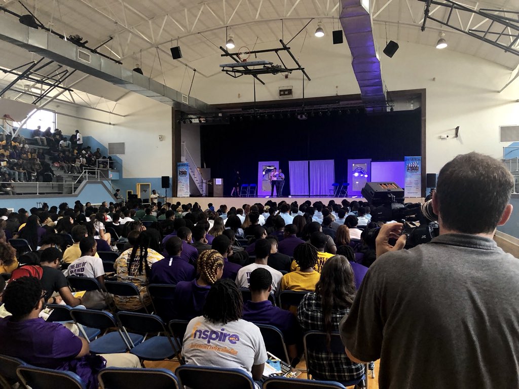 BFrancisTweets's tweet photo. Packed house for #LOSFAFLYTour! Excited to see LA high schools students learning about @FAFSA completion deadlines, financial literacy, scholarships, #TOPS, #TOPSTech and more! Thank you @SUSprez & @SouthernU_BR for hosting! #CollegeAccess #CollegeSuccess @BetterMakeRoom @LOSFA https://t.co/dozn8fL3RK