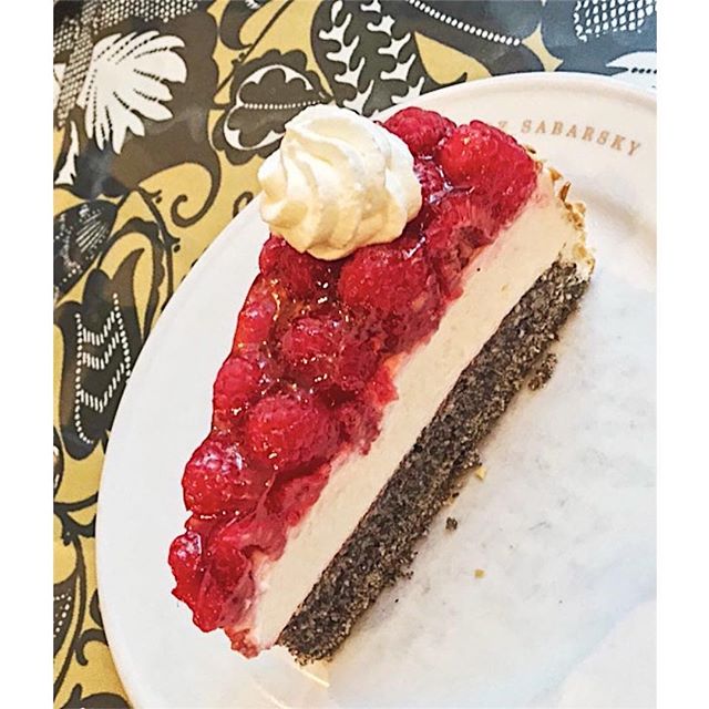 CafeSabarsky's tweet photo. #kurtguttenbrunner #classic #vienna #nyc #neuegalerie #honestcooking #NeueCuisine #kaffeehaus #museumdining 
#UES #Himbeertorte #berries #gluten-free #raspberry #tart #torte 
Fresh Raspberries with Joghurt Mousse on a Poppy-Seed-Base. https://t.co/gAAAiYOJai