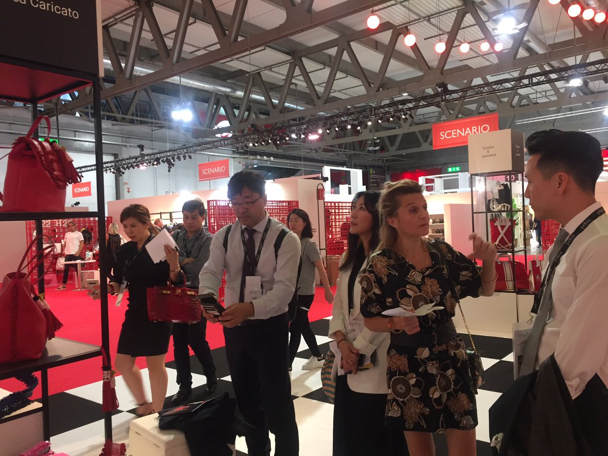 ItaSeoul_'s tweet photo. #Mipel114, Ultimo giorno per la delegazione coreana di 8 buyer invitati in fiera https://t.co/NkWxl85y6o