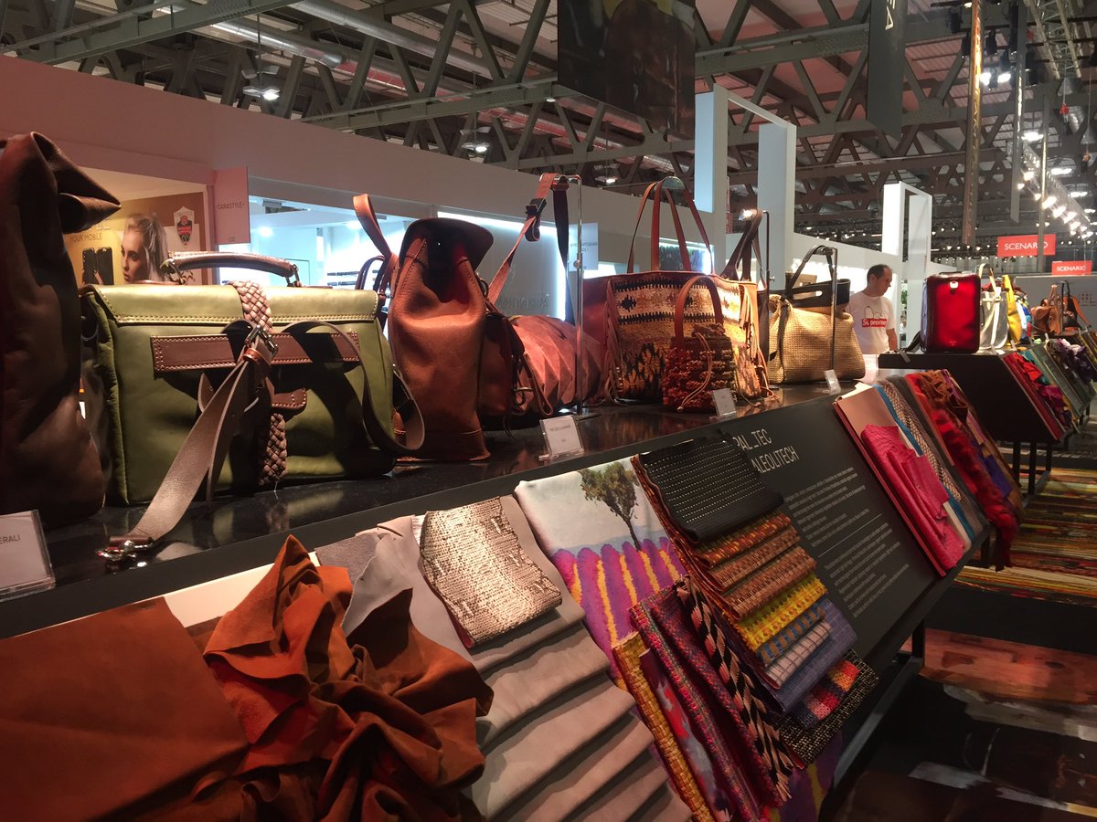 ItaSeoul_'s tweet photo. #Mipel114, Ultimo giorno per la delegazione coreana di 8 buyer invitati in fiera https://t.co/NkWxl85y6o