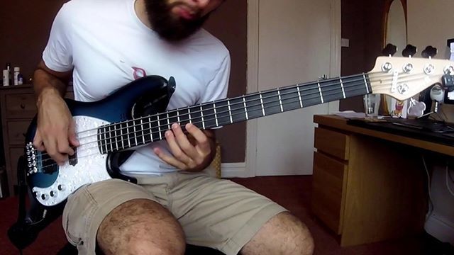 Vulfpeck's new tune makes my left knee REALLY excited 😂
.
.
.
#bass #bassguitar #bajo #bassist #groove #bassplayersunited #notreble #instabass #basslife #bassplayer #bassline #bassgear #bassporn #lowend #markbass #sandberg #california #custom #VM5 ift.tt/2xtB1f6