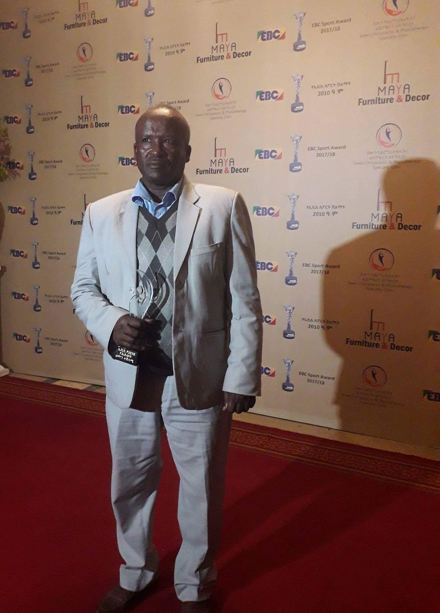 RnnngAcrssBrdrs's tweet photo. C O N G R A T U L A T I O N S 

Coach Sentayehu Eshetu from Bekoji attended the EBC Sports Awards and picked up his award for his crucial role in the development of Ethiopian Athletics @townofrunners #bekoji #athletics https://t.co/kz9BTXdfWD