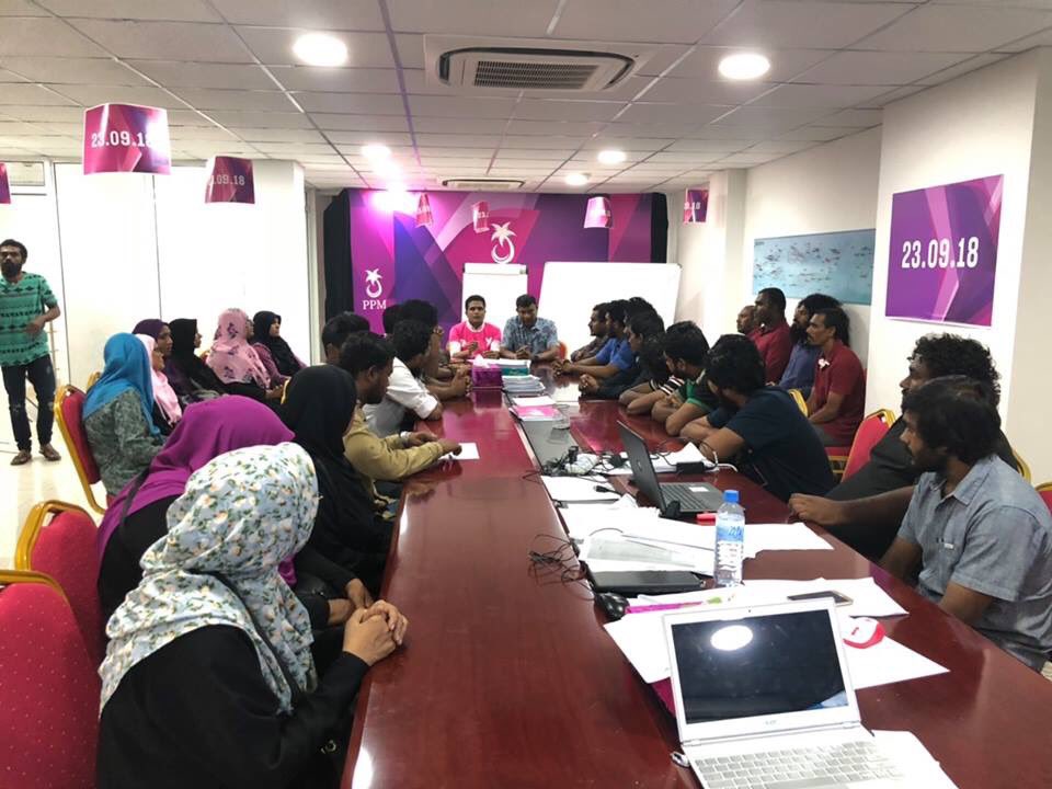 Humandust___'s tweet photo. #live PPM office
Th.Vilufushi, Male’ ga dhiri ulhuvvaa beyfulhunnaai vilufushee dhaairaa MP Riyaz Rasheed adhi PGL Ahmed Nihan bahdhalu kurevvumuge therein
#YameenShaheem2018
#progresShared
#23Sep2018 https://t.co/iVLE5bZ90R
