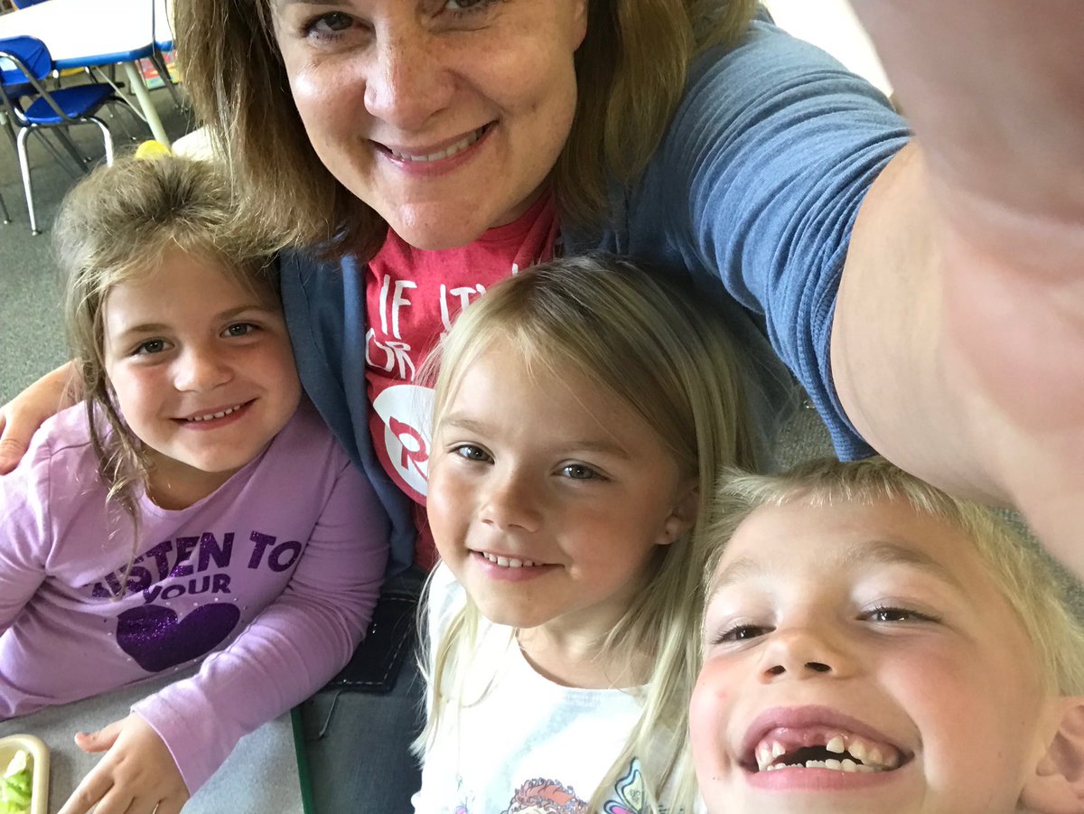 Jacksonskidz's tweet photo. My lunch buddies #1stgrade #dlschool https://t.co/TavyAG9JXu