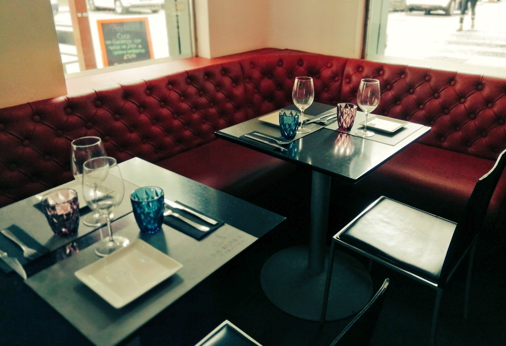 Preparando el salón para las cenas mientras los clientes disfrutan del #tardeo. ¿Te vienes? #estapasando #Valencia