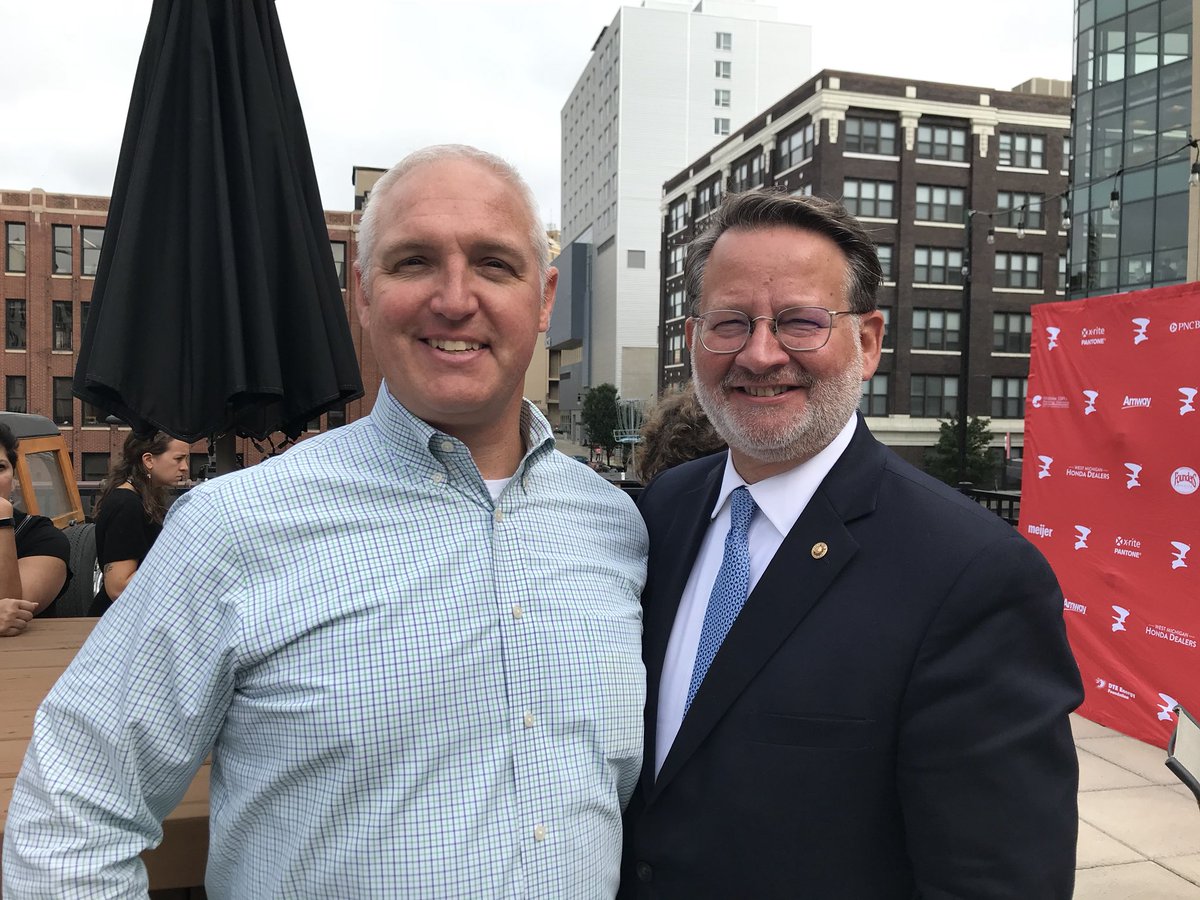 BJWarner2's tweet photo. Talking mobility with Senator Gary Peters during @ArtPrize kickoff @LambertEdwards . https://t.co/nRNB2DX1Vc
