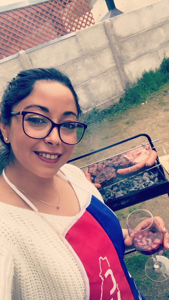 mirtharojasp's tweet photo. Así los leo #Borgoña #Asado #Parrillando 🍓🍷🔥😎🥩🍗 último diaaaa nadieeee se enojaaa ✌🏼 https://t.co/JfubkjmobX
