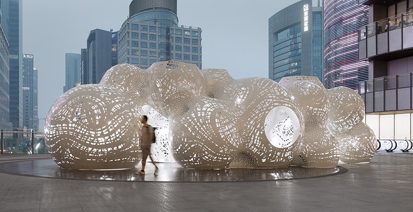 canalacultura's tweet image. #BOOLEANOPERATOR es una instalación #burbujeante del #PaisajeUrbano de #Suzhou en #China , creada por el #estudio #MarcFornes / @TheVeryMany de #Brooklyn; distorsionando la sensación de #espacio+#profundidad crearon un escenario lúdico partiendo de la #geometría #3D #digital