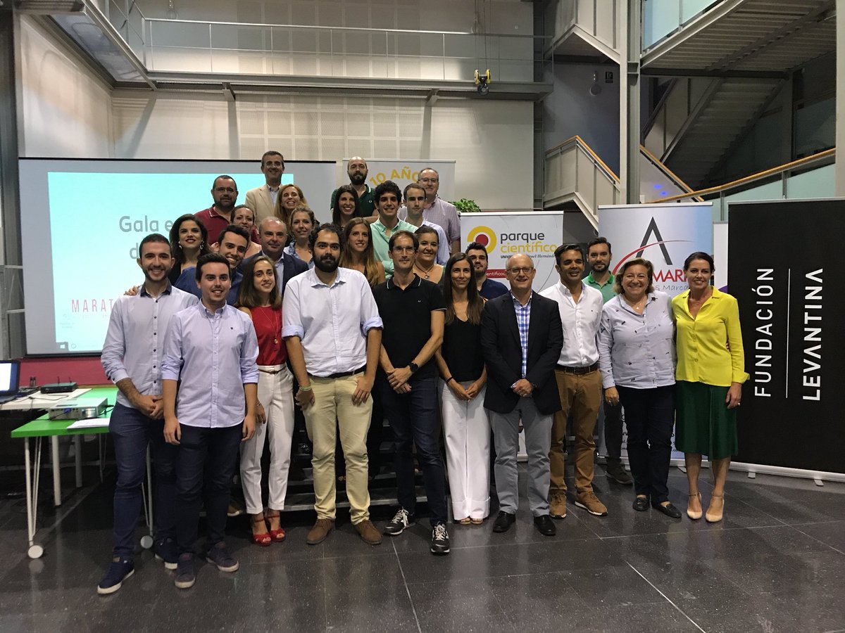 📸Foto de familia con los galardonados en la 7a edición de la #MaratónUMH ¡Habéis hecho un gran trabajo emprendedores! ✊🏼🏆