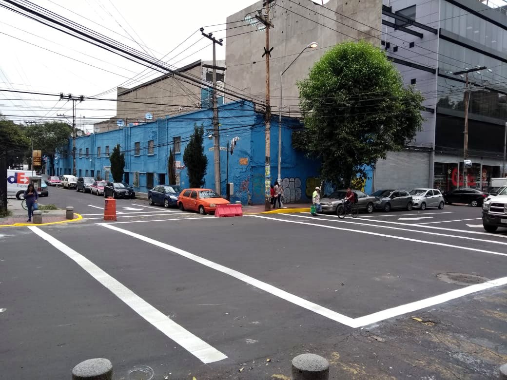 Personal de la #DGODU realiza balizamiento vehicular y peatonal, flechas y guarniciones en calle Xocongo, col. #Tránsito, reforzando seguridad de transeúntes, <a href="/DelCuauhtemoc/">Cuauhtémoc Del Moral</a>.