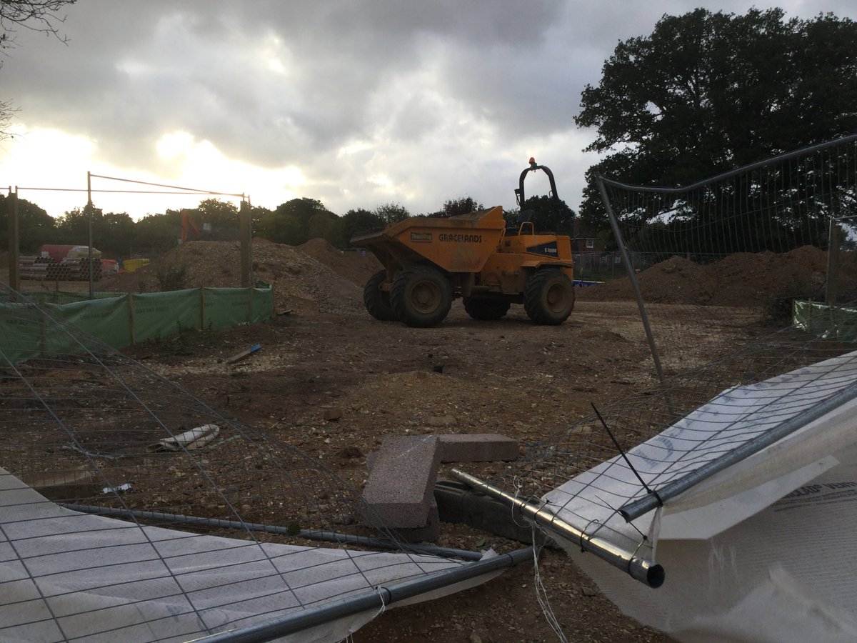 BarRattRomsey's tweet photo. HSG151 "...if the new residents include young children who may play on the site, then a 2 m fence should be provided and maintained". Come on @Barrattplc, children are living amongst your @H_S_E violations. @BarrattHomes @DavidWilsonHome https://t.co/z9NEZjMgpE