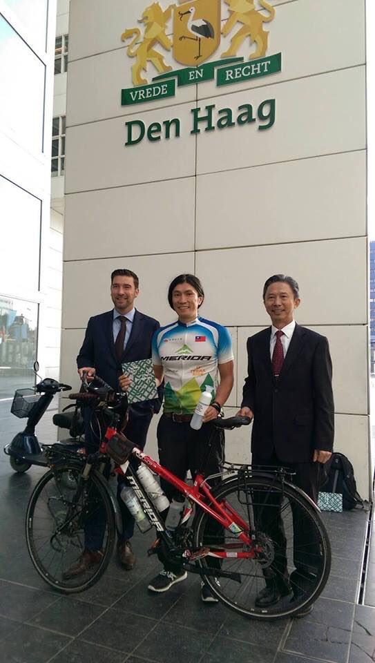Taiwan_in_NL's tweet photo. 🇹🇼Taiwanese cyclist #JackyChen made it to the #Netherlands after he started global tour in June 2015 https://t.co/R1BzUexqYD