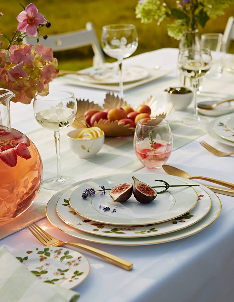 Wedgwood's tweet photo. Crafted by Wedgwood’s talented artisans in Barlaston, England since 1964, the beautifully delicate Wild Strawberry collection creates an enchanting tablescape with a touch of opulence 🍓 Click here to learn more about this quintessentially English pattern https://t.co/S3VcSu25NZ https://t.co/aj0RE6kXhX