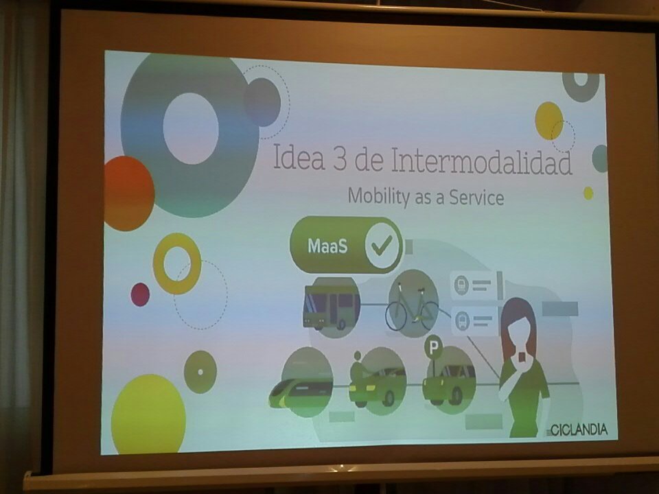 RetoCarlos's tweet photo. Empieza la mesa redonda sobre #intermodalidad en el @hotel40nudos. Abro fuego: más transporte colectivo accesible para los ciclistas y menos babear con los #MaaS. #PedaleAvilés. #SEM2018 #EMW18 https://t.co/K27nxRZ3mI