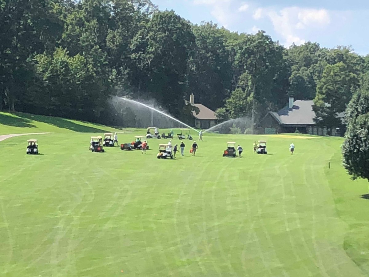 HeatherhurstGC's tweet photo. Big thank you to DWS golf group for help with today’s divot fill. https://t.co/CfOzMIltYi