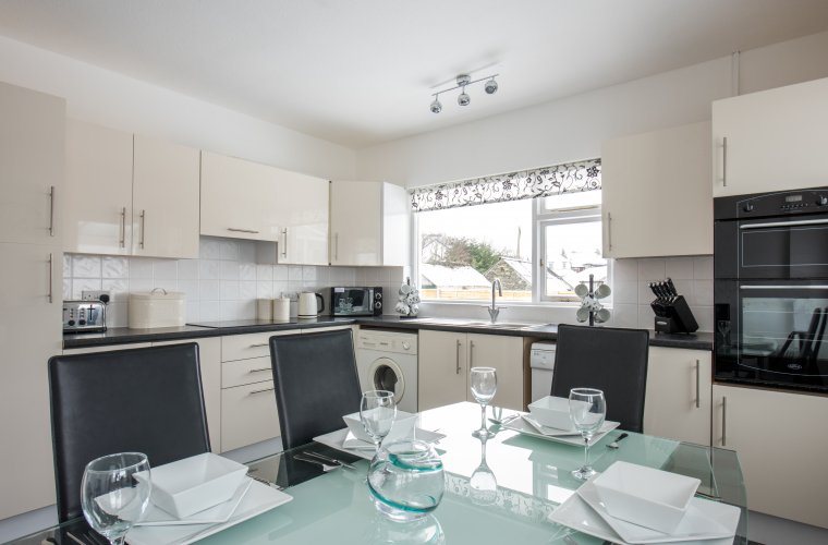 originalcotts's tweet photo. Only 1 mile from Bowness-on-Windermere &amp; this week’s #CottageoftheWeek, is the cosy Rosthwaite Bungalow in the #LakeDistrict. This pet-friendly cottage has accommodation across one level &amp; guests can explore Lake #Windermere &amp; the National Park. https://t.co/olVgPsTopS #holiday https://t.co/ahgqGOtOXJ