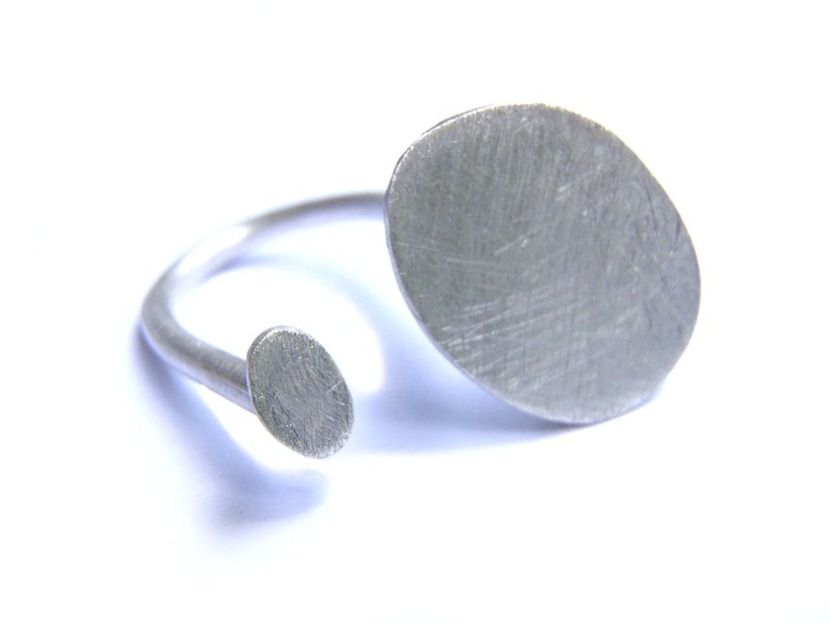 dikua_jewelry's tweet image. Flat dots open ring in brushed or blacked sterling, minimal design! @dscvrd buff.ly/2phhdIu #openring #designring #handmadefashion #slowgifts #modernjewelry #shopsmall #slowjewelry #anels #modernrings #handmadejewellery #designringe #minimalerringe #ethicallymade #bijoux