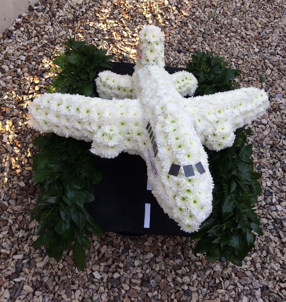 GeorgeShopsales's tweet photo. Last week we had the pleasure of creating this wonderful aeroplane. It seems to be all modes of transport at the moment.. what will our next floral challenge be!

#bespoke #floral #funeral #arrangement #white #britishairways #runway #aeroplane #flowers #swindon #florist https://t.co/yfaEZc9aza