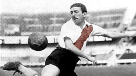 ComunidadRiverR's tweet photo. #Hoy35años del fallecimiento del mejor del más grande. #LabrunaEterno en el corazón de los hinchas de #River https://t.co/CQyCbCITma https://t.co/wlfxVga8UY
