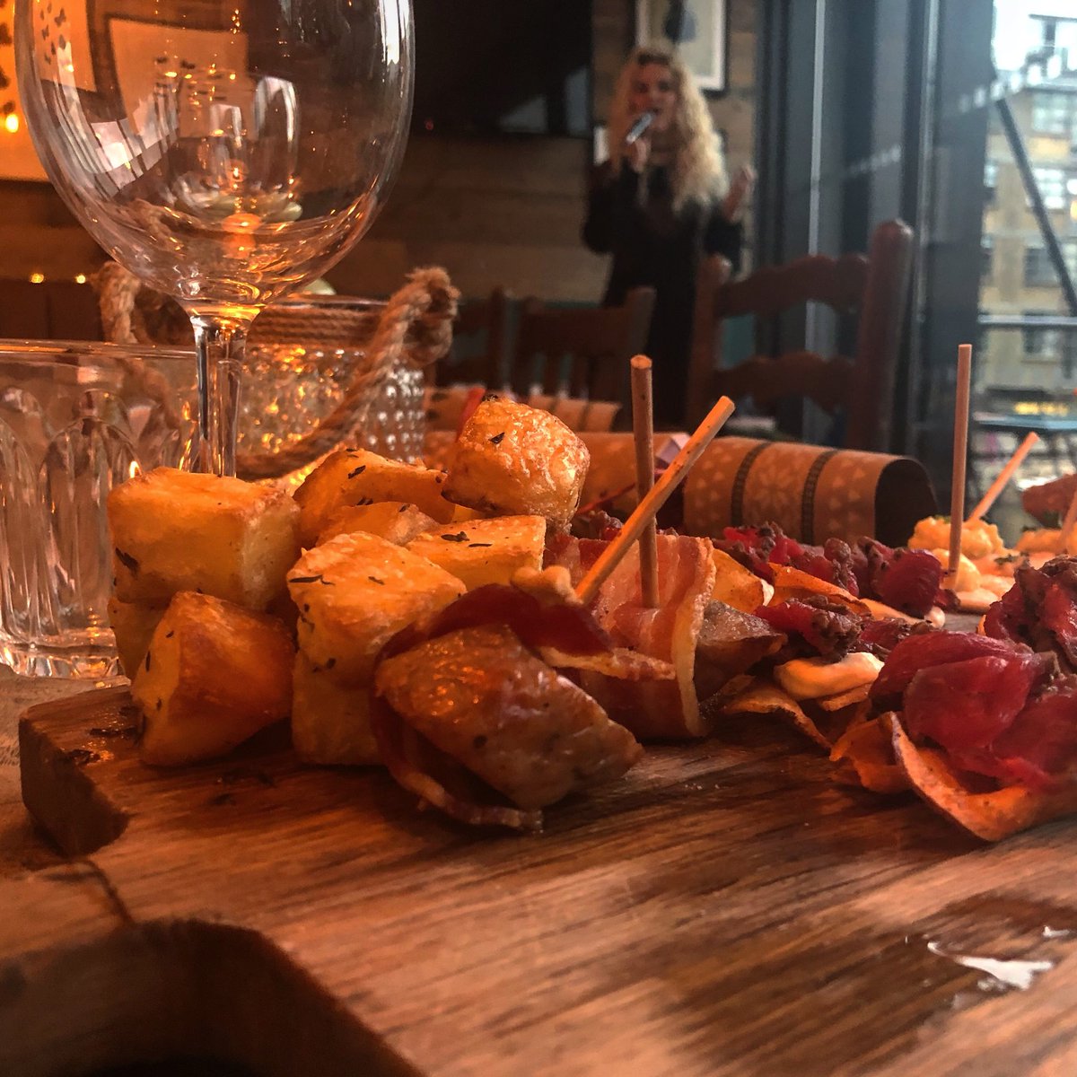Narrowboatpub's tweet photo. Our Christmas showcase is tonight. Come down to see  and talk about Christmas over bubbles.  The  beautiful @paigebrooklyncook is singing her soulful tunes #foodsample #christmas #countdowntochristmas #riverside #bereadyforchristmas #freebies #wednesdaymotivation https://t.co/BMLTwJhBTF