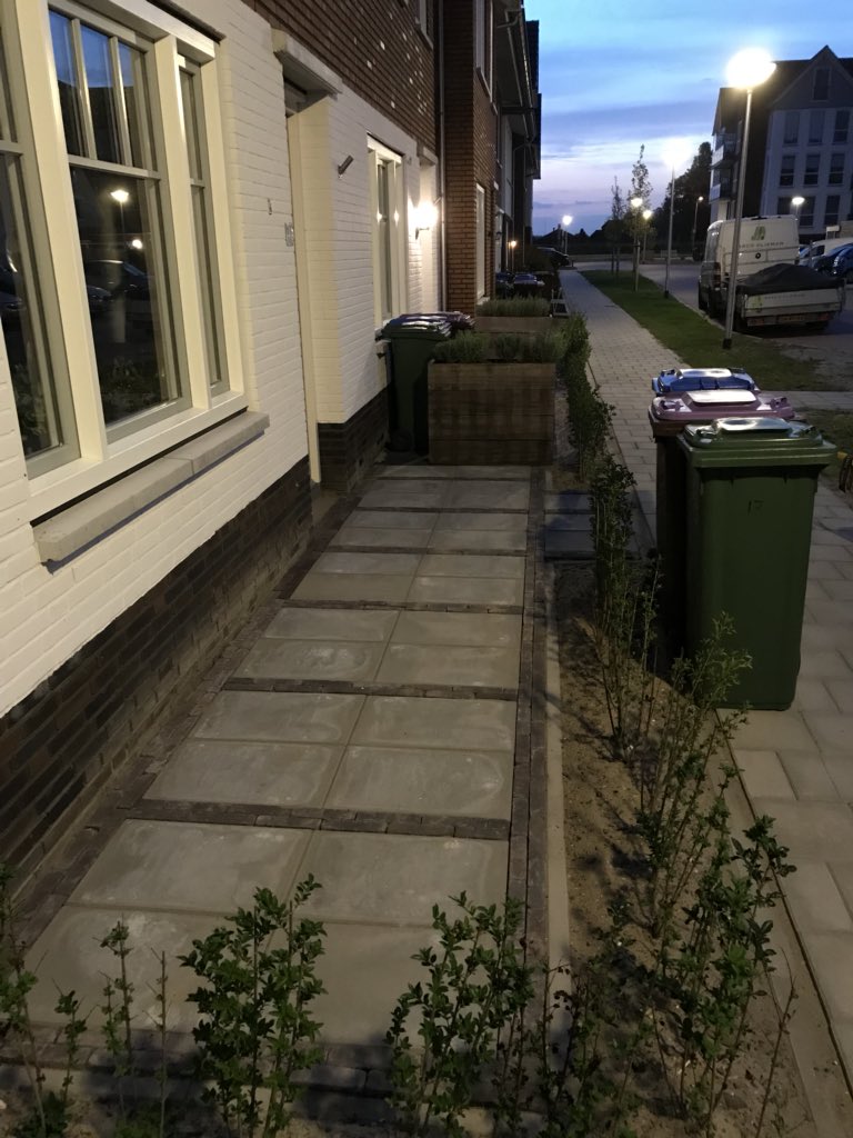 MarcoOlieman's tweet photo. Deze week zijn we begonnen in de #voorhofschezoom. Het eind resultaat mag er weer zijn.#bestrating #grasmatten https://t.co/81UYQOKwPm