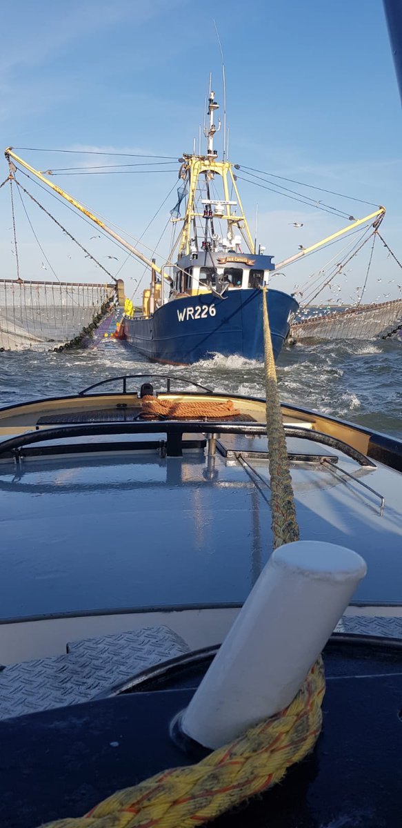Visserman te hulp geschoten met stuurprobleem voor de haven van Kornwerderzand. 
#assisteren #hulpverlening 
#sleepbedrijfbootsma 
#waddenzee