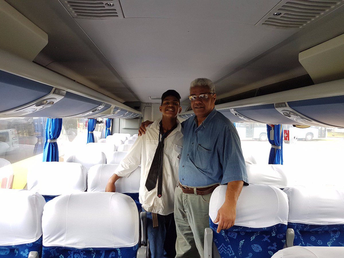 SOGIL_Oficial's tweet photo. #DiaDoCliente 😍🚍😁
Ontem (18/09), o cliente Hálex e o seu avô Fernando visitaram a Garagem Sede da #SOGIL. Essa visita foi realizada especialmente pelo "Dia do Cliente". De acordo com Fernando, foi a realização do sonho do neto. #ClienteSOGIL #VisitaNaSOGIL https://t.co/tLTlNM8Qxd