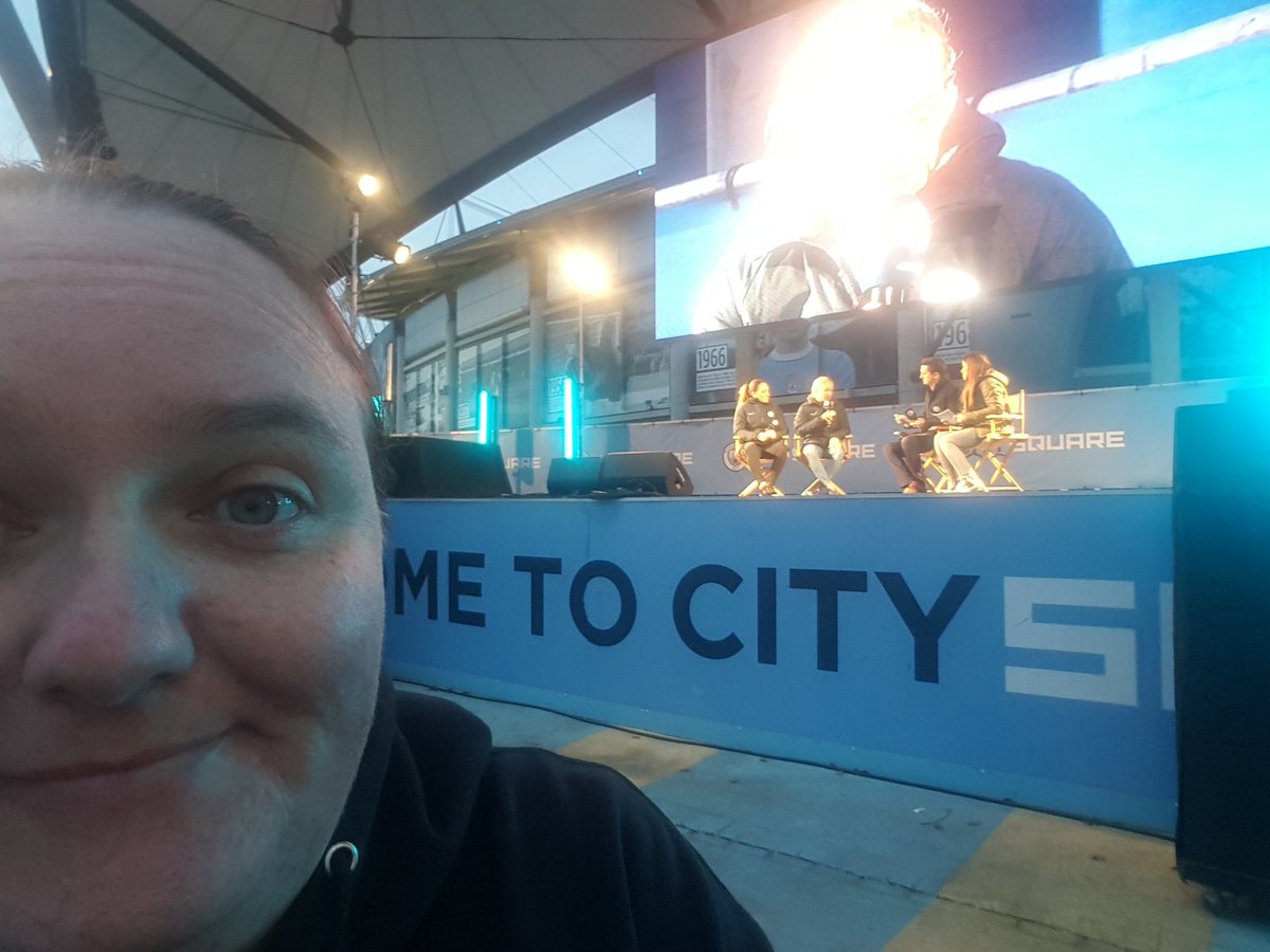 blueberry1894's tweet image. Great to see @megcam10 and @pauline_bremer repping for @ManCityWomen on stage @citysquarelive tonight. @MCWFC_OSC #SameCity #SamePassion